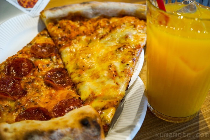 ピザとオレンジジュース